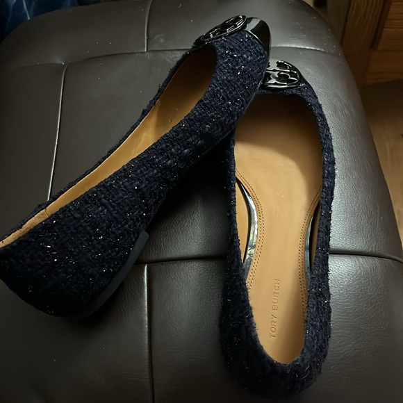 Tory Burch Chelsea Ballet Flat. Color / Code is Navy / Black / Perfect Black 400 - Picture 4 of 6